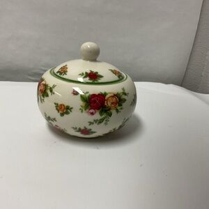 Royal Albert Old Country Roses Country classics Ceramic Trinket Box/Sugar Bowl
